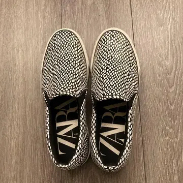 ZARA 슬립온 화이트와 블랙 도트 패턴