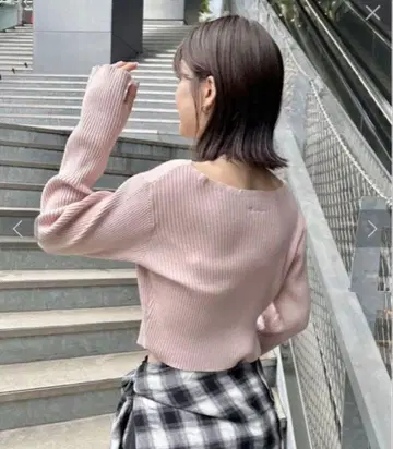 mline 백 로고 숏 니트