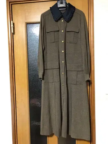 그레이스 클래스 프릴 카라 부착 브라운 롱 원피스