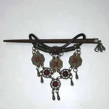 골드 컬러와 빨간색 머리 장식 앤티크 헤어콤 레트로