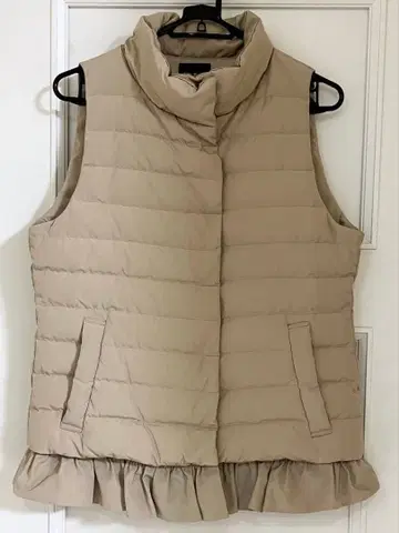 [새상품급] RULE 프릴 달린 다운 베스트 베이지