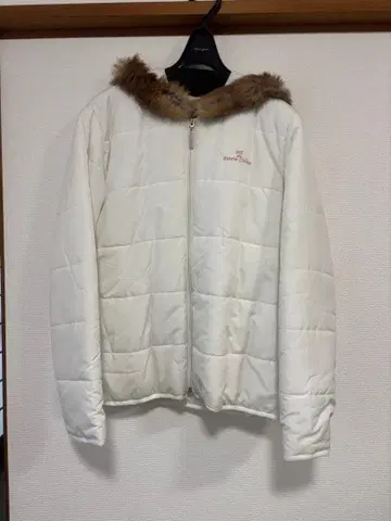 화이트 퍼가 달린 퀼팅 다운 자켓