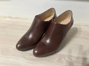 MARIAN 브라운 하이힐 부티