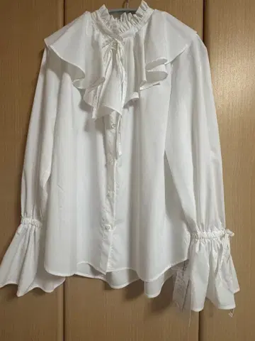 그레디 브릴리언트 화이트 프릴 긴팔 셔츠