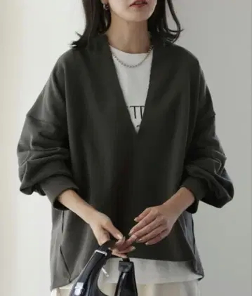 HUG.U 딥 브이 맨투맨 다크 그레이