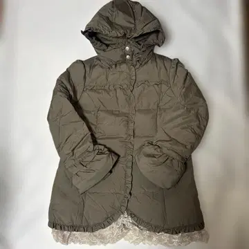 미사용 앤드러브 에브리데이 프리티 프릴앤드레이스 하프 다운 코트