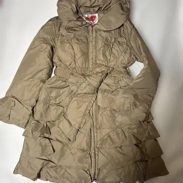 미사용 앤드러브 아름다운 실루엣의 플레어 프릴 드레스 다운 코트