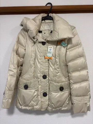 크림색 후드 부착 다운 자켓