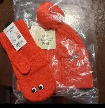 ANYA HINDMARCH 히트텍 니트 모자와 장갑 세트