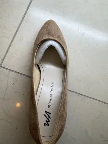 Oriental Traffic 베이지 스웨이드 펌프스