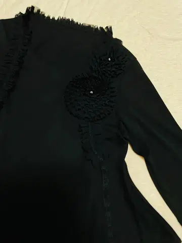 토쿠코 프리미어볼 프릴 꽃 모티브 블랙 7부 소매 상의