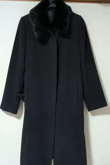 다크 그레이 퍼 부착 롱 코트