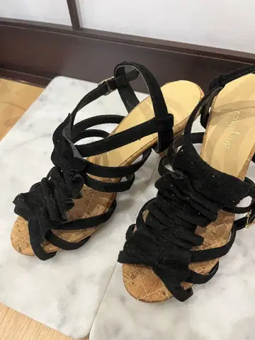 루즈 루 스웨이드 샌들