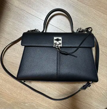 새상품급 cafune 스탠스 숄더백 블랙x 실버 금장 장식