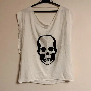 루시앙페라피네 스컬 프린트 V넥 반팔 T셔츠