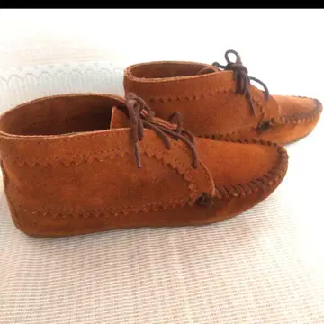 미네통카 브라운 스웨이드 모카신 레이스업