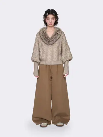 넉넉한 겨울 외출에 딱 맞는 니트 스웨터