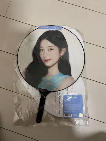 르세라핌 카즈하 부채