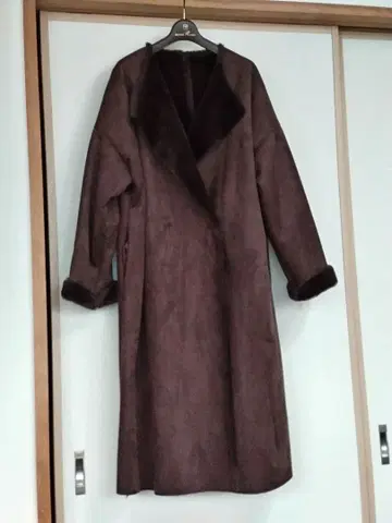 오페크닷클립 브라운 스웨이드풍 롱 코트