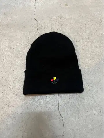 NOAH 블랙 튤립 자수 니트 모자