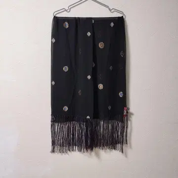 자수 장식의 블랙 실크 스톨