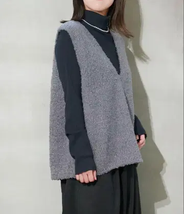 미즈이로 인드 헤어리 V넥 베스트