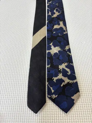 컨디션 최상 드리스반노튼 넥타이 브랜드 꽃무늬 네이비