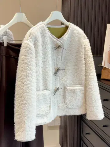 데이트에 딱! 겨울용 아우터 버튼이 귀엽고, 복슬복슬한 큐트한 디자인