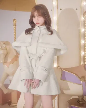 미셸 마카롱 퍼 포함 케이프 플레어 코트