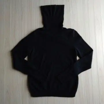 새상품급 유니클로 캐시미어 터틀넥 스웨터 네이비 사이드 슬릿 단종