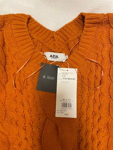 [ 택 포함 새상품 ] AZUL 오렌지 V넥 스웨터 정가 4,400엔