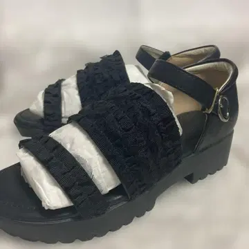 핑크하우스의 블랙 컬러 신발입니다