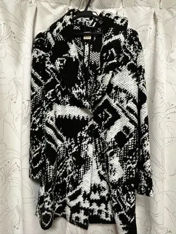 기하학 패턴 롱 코트 블랙 화이트