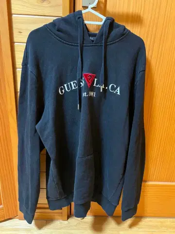 파격 GUESS 블랙 후드티 Est.1981