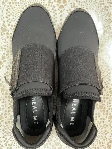 고무고무 HEAL ME 블랙 슬립온 통굽 스니커즈