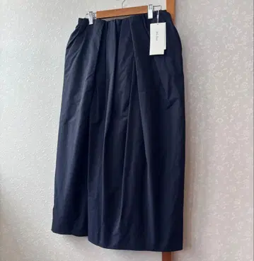 [ 택 포함 새상품 ] 미라 오웬 랜덤 턱 코쿤 미디 스커트