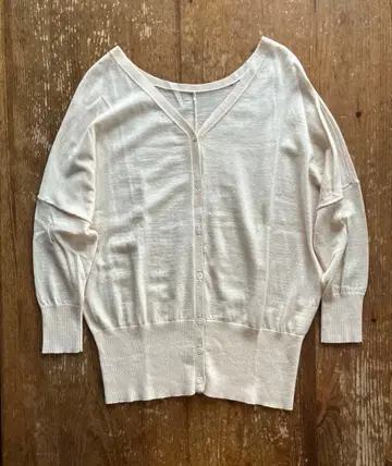 미사용 새상품 슬로브 이에나 베이지 울 V넥 가디건