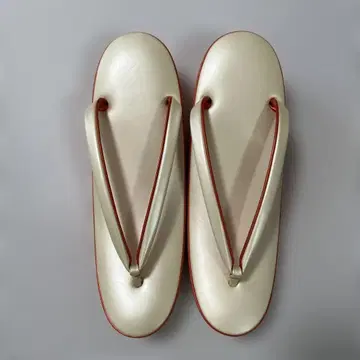 여성용 주홍색과 크림색 베이스 일본 나막신