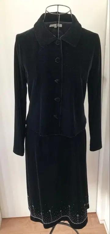 Ketty 블랙 벨벳 비즈 수트