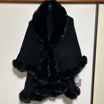 새상품 택 포함 블랙 퍼 판초풍 하자품