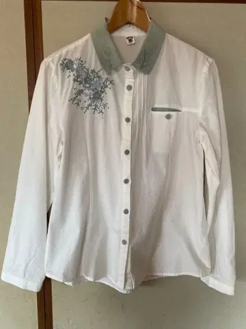 자수 포함 화이트 코튼 셔츠 XL