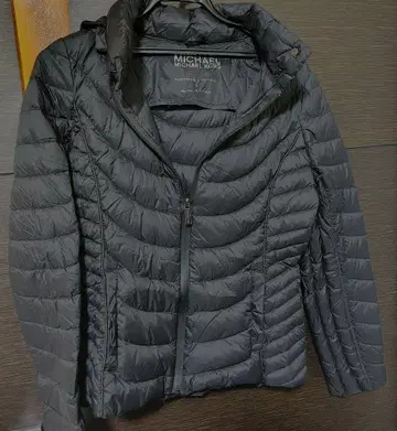 MICHAEL KORS 블랙 후드 부착 다운 자켓