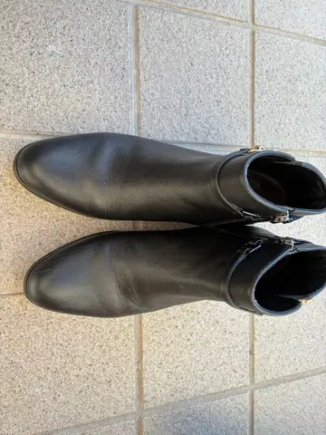 가죽 블랙 숏부츠 골드 버클