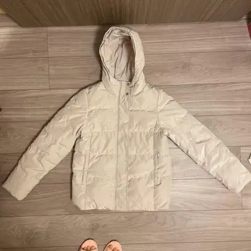 GU 화이트 후드 부착 다운 자켓