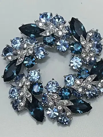 블루 계열 스톤 리스형 브로치