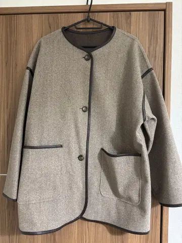베이지 노카라 자켓 버튼 포함