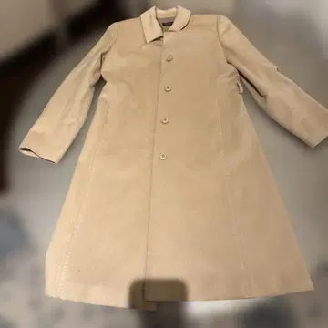 베이지색의 심플하고 고급스러운 롱 코트입니다.