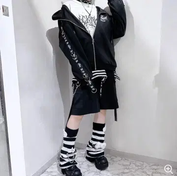 체인 포함 블랙 하프 팬츠