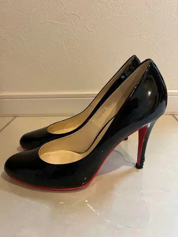 블랙 에나멜 스틸레토 하이힐