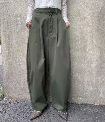 A I C 커브 실루엣 턱 팬츠